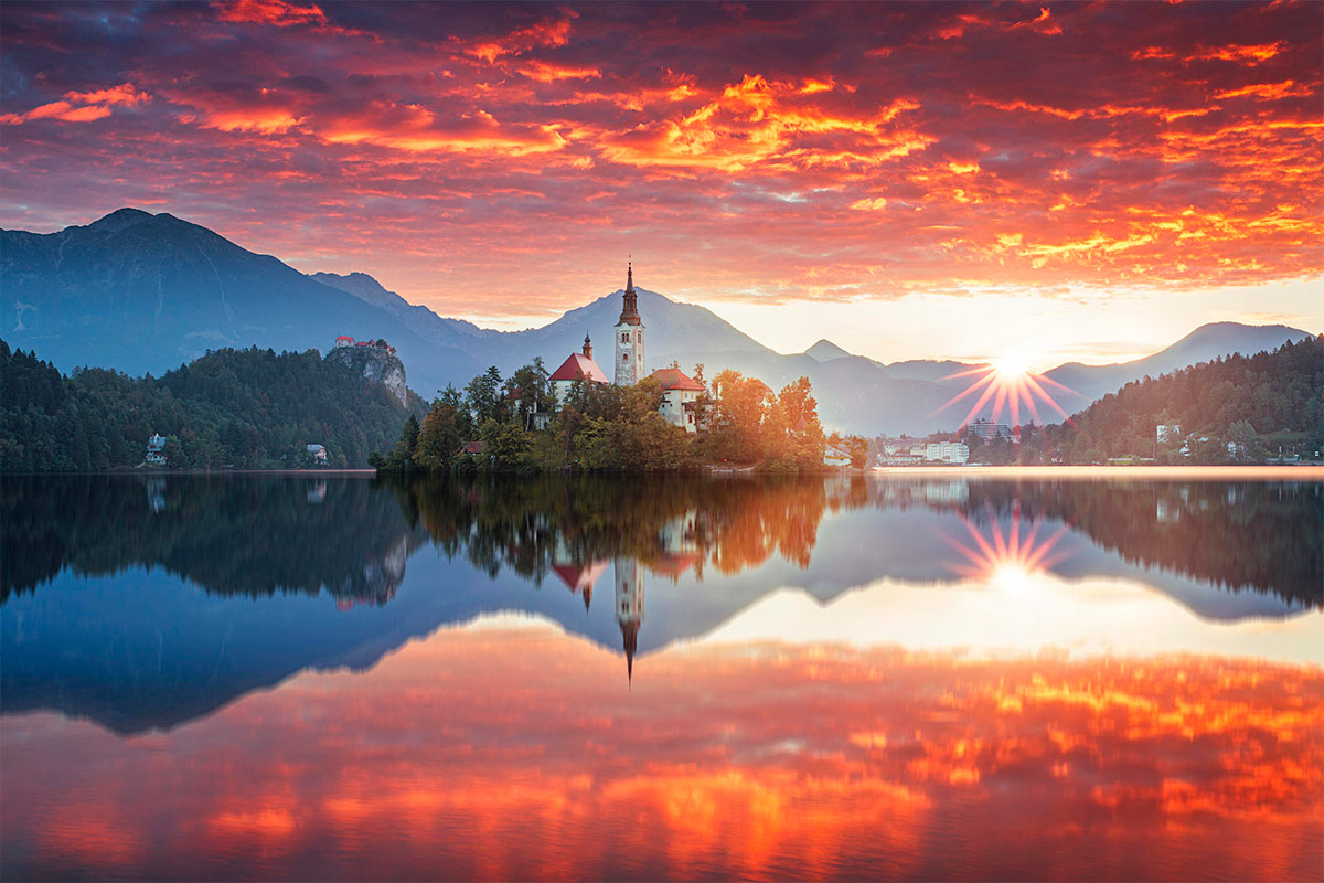 Озеро Блед на закате, остров с церковью и отражение в воде